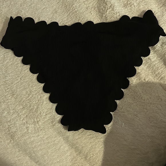 Black bikini in size medium - Picture 2 of 4